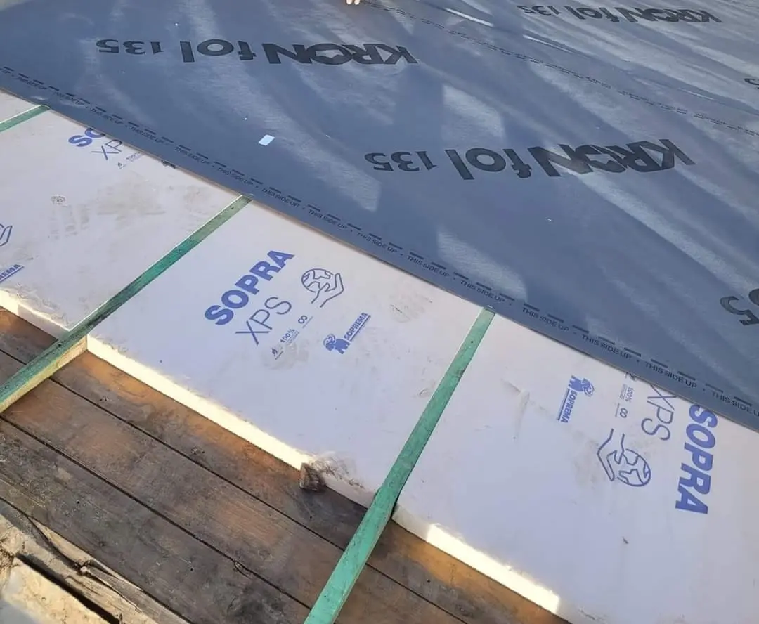 Colocacion de material impermealizable sobre tejado